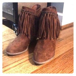 Cute fringe boots